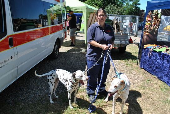 Jenny E. von der Hundestaffel mit Ihren Hunden